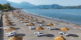 Yunanistan’da radikal şezlong düzenlemesi.