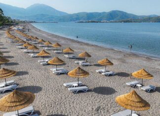Yunanistan’da radikal şezlong düzenlemesi.