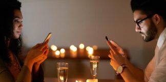 RESTORANDA CEP TELEFONUNA BAKMAK YERİNE SOHBET EDENE ÖDÜL