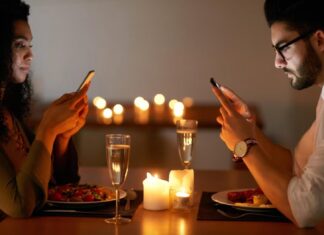 RESTORANDA CEP TELEFONUNA BAKMAK YERİNE SOHBET EDENE ÖDÜL