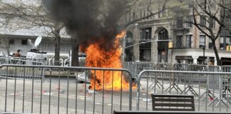 TRUMP’UN YARGILANDIĞI MAHKEMENİN ÖNÜNDE KENDİNİ YAKAN ADAM ÖLDÜ