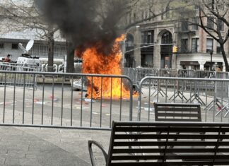 TRUMP’UN YARGILANDIĞI MAHKEMENİN ÖNÜNDE KENDİNİ YAKAN ADAM ÖLDÜ
