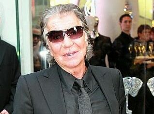 Dünyaca ünlü İtalyan moda tasarımcısı Roberto Cavalli, 83 yaşında yaşamını yitirdi.
