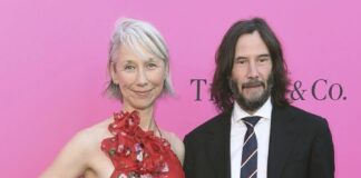 Kanadalı oyuncu, yapımcı, yönetmen ve müzisyen Keanu Reeves yeni imajıyla şaşırttı