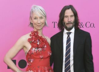 Kanadalı oyuncu, yapımcı, yönetmen ve müzisyen Keanu Reeves yeni imajıyla şaşırttı