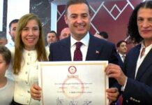 Mazbatayı aldı, hizmette particilik olmaz diyerek belediyeye CHP bayrağı asanlara hakkında suç duyurusunda bulundu