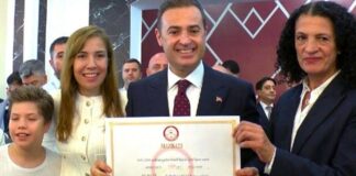 Mazbatayı aldı, hizmette particilik olmaz diyerek belediyeye CHP bayrağı asanlara hakkında suç duyurusunda bulundu