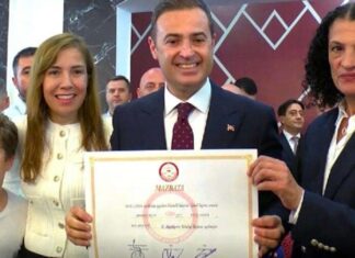 Mazbatayı aldı, hizmette particilik olmaz diyerek belediyeye CHP bayrağı asanlara hakkında suç duyurusunda bulundu