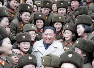 📽️”Dost Baba’mız Kim Jong Un’la övünelim.”… Kuzey Kore’nin propaganda şarkısı sosyal medyada viral oldu