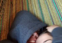 Bilim insanları onaylıyor: Sarılmak acıyı hafifletiyor!