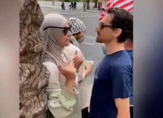 ABD’DE BAŞÖRTÜLÜ GÖSTERİCİYE HAKARET EDEN ÖĞRETİM GÖREVLİSİ ÜNİVERSİTEDEN ATILDI
