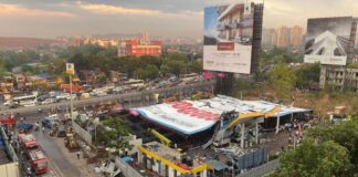 HİNDİSTAN’DA DEV PANONUN FIRTINADA DEVRİLMESİ SONUCI ÖLENLERİN SAYISI 14 OLDU.