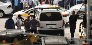 Meksika’da eylemdeki öğretmenler işgal ettikleri benzin istasyonlarında bedava yakıt dağıttı.