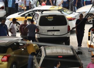 Meksika’da eylemdeki öğretmenler işgal ettikleri benzin istasyonlarında bedava yakıt dağıttı.