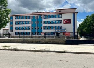 Bir eğitimde şiddet haberi de Elazığ’dan. Kopya çekerken yakalayan öğretmenini bıçakladı