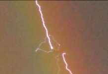 Seyir halindeki bir kargo uçağına yıldırım çarptığı ‘inanılmaz’ an fotoğraflandı