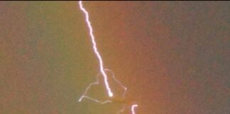 Seyir halindeki bir kargo uçağına yıldırım çarptığı ‘inanılmaz’ an fotoğraflandı