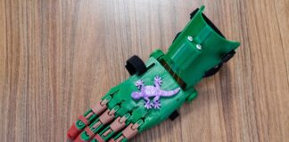 İzmir’de, parmak ve el deformasyonu yaşayan 5 yaş üstü çocuklara 3 boyutlu yazıcılarla mekanik el üretilecek.