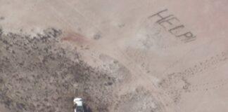 Avustralya’daki bir kumsalda mahsur kalan üç genç kuma yazdıkları YARDIM mesajıyla kurtarıldı