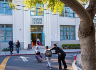 Los Angeles’ta devlet okullarında cep telefonu ve sosyal medya yasaklanacak