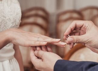 Türkiye’de evlenecek yabancı uyruklulardan ülkede yasal kalış hakkı olması istenecek.