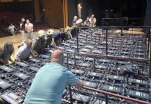 Mezuniyet gecesinde faciadan dönüldü. Cemal Reşit Rey Konser Salonu’nda dev ekran sahnedekilerin üzerine düştü. Yaralılar var!