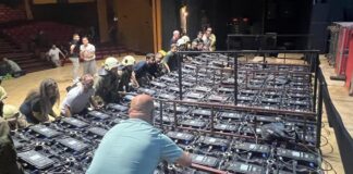 Mezuniyet gecesinde faciadan dönüldü. Cemal Reşit Rey Konser Salonu’nda dev ekran sahnedekilerin üzerine düştü. Yaralılar var!