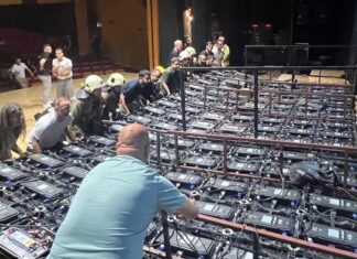 Mezuniyet gecesinde faciadan dönüldü. Cemal Reşit Rey Konser Salonu’nda dev ekran sahnedekilerin üzerine düştü. Yaralılar var!