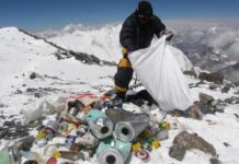 Dünyanın zirvesindeki çöplüğün toplanması yıllar sürecek.