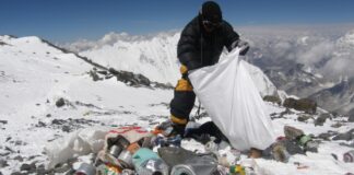 Dünyanın zirvesindeki çöplüğün toplanması yıllar sürecek.