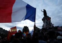 Fransa Cumhurbaşkanı Macron, seçim sonuçlarının ardından Başbakan’ın istifasını kabul etmedi.