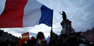 Fransa Cumhurbaşkanı Macron, seçim sonuçlarının ardından Başbakan’ın istifasını kabul etmedi.