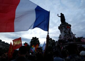 Fransa Cumhurbaşkanı Macron, seçim sonuçlarının ardından Başbakan’ın istifasını kabul etmedi.