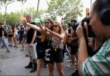 Barcelona’da turiste su tabancasıyla ıslak mesaj “Evine Git!”