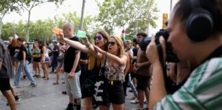 Barcelona’da turiste su tabancasıyla ıslak mesaj “Evine Git!”