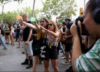 Barcelona’da turiste su tabancasıyla ıslak mesaj “Evine Git!”