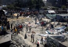 İsrail Ordusu, Hamas komutanını öldürmek için “güvenli” ilan ettiği çadır kampını vurdu 50’den fazla Filistinli öldü.