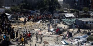 İsrail Ordusu, Hamas komutanını öldürmek için “güvenli” ilan ettiği çadır kampını vurdu 50’den fazla Filistinli öldü.