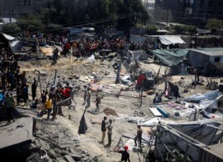 İsrail Ordusu, Hamas komutanını öldürmek için “güvenli” ilan ettiği çadır kampını vurdu 50’den fazla Filistinli öldü.