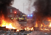 Sosyal medya spekülasyonu üzerine başlayan olaylar, çocukların yasını tutan kentte anma törenini dehşete dönüştürdü