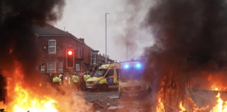 Sosyal medya spekülasyonu üzerine başlayan olaylar, çocukların yasını tutan kentte anma törenini dehşete dönüştürdü