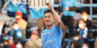 İmzayı attı. Dünyanın en yaşlı profesyonel futbolcusu transfer oldu!