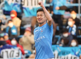 İmzayı attı. Dünyanın en yaşlı profesyonel futbolcusu transfer oldu!