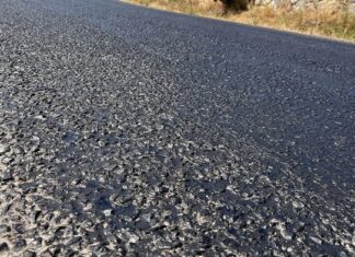 Bodrum’da sıcaklık 45 dereceyi bulunca asfalt dayanamadı, eridi!