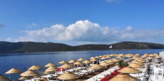 Kültür ve Turizm Bakanlığı müjdeyi verdi: “Emekliler için halk plajlarında şezlong ve şemsiye ücretsiz”!