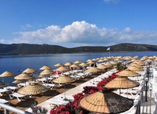 Kültür ve Turizm Bakanlığı müjdeyi verdi: “Emekliler için halk plajlarında şezlong ve şemsiye ücretsiz”!