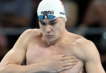 O tokatlamalar neden? Yağlı güreş öncesi hareketlerin yüzme versiyonu mu?