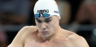 O tokatlamalar neden? Yağlı güreş öncesi hareketlerin yüzme versiyonu mu?