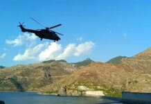 Yangın helikopteri düştü, mürettebat kurtuldu.