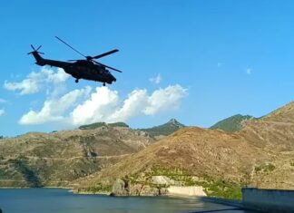 Yangın helikopteri düştü, mürettebat kurtuldu.